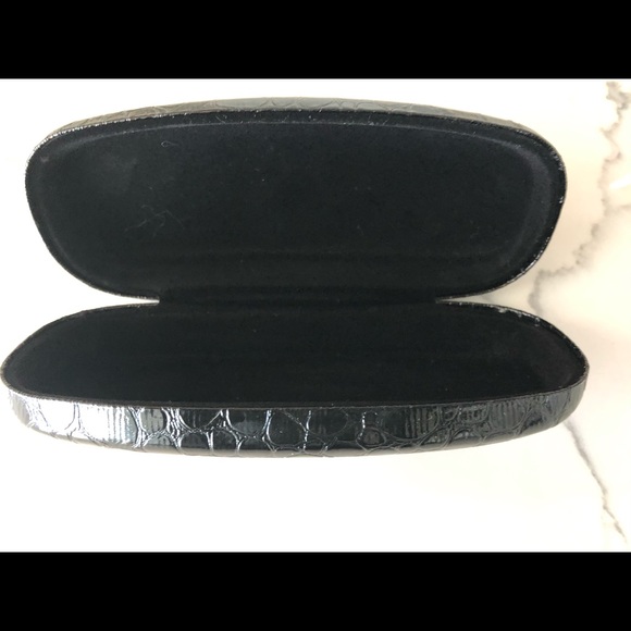 GUESS Aviator Sunglasses with hard case - Picture 6 of 7